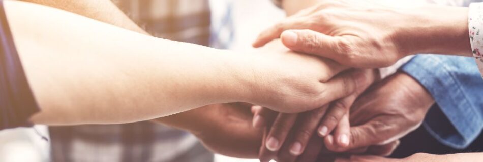 Gemeinschaft, um Langlebigkeit zu fördern. Viele Hände, Zusammenhalt, Longevity