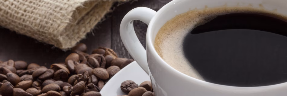 Wann Kaffee trinken? Eine neue Studie mit über 40.000 Teilnehmern zeigt: Morgendlicher Kaffeekonsum kann Longevity fördern.